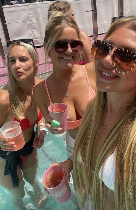 Chloe Burns art star gallery