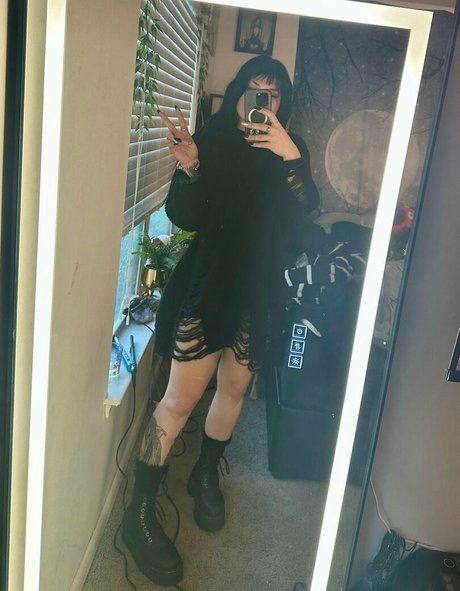 horrorwh0re adult model photo