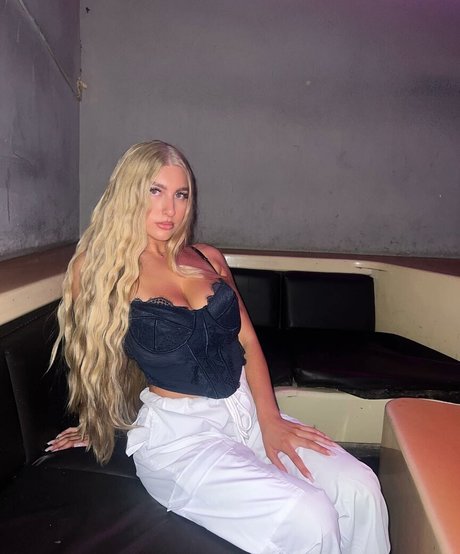 Trinity Charlton model erotic pic