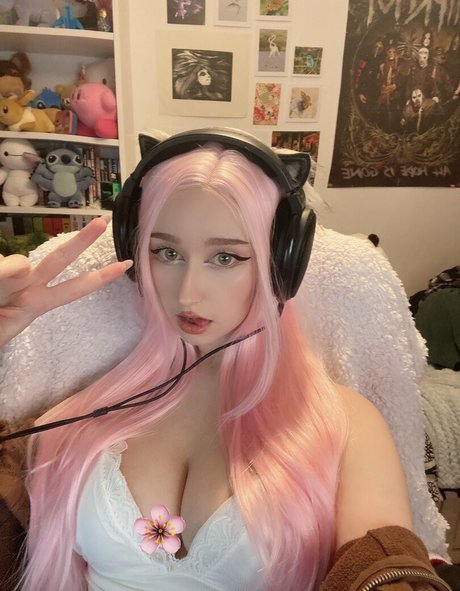 Allykitti model best picture