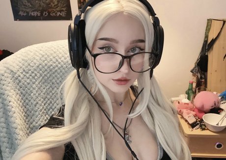 Allykitti nude model gallery