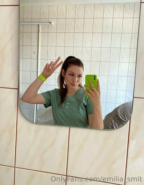 Emilia Smit hot star images