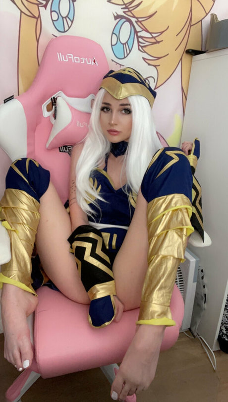 luliary model naked photo