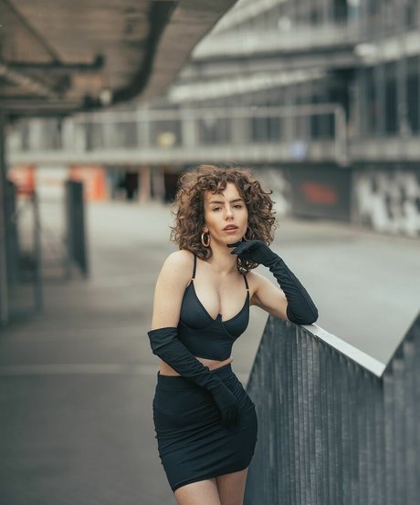 curlywiktoria pornstar hot pictures