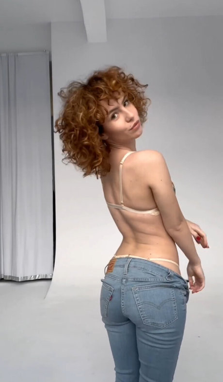 curlywiktoria sexy model picture