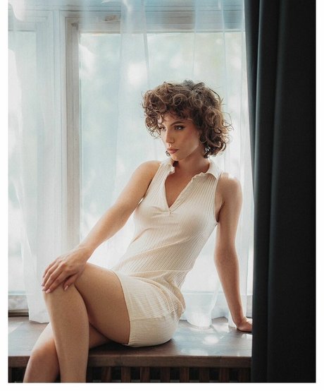 curlywiktoria nude actress image