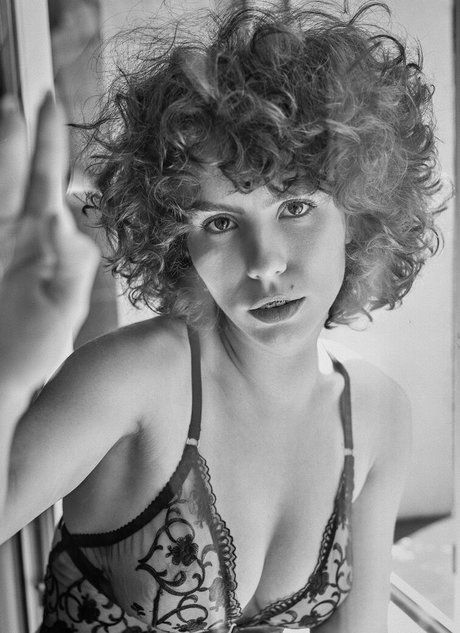 curlywiktoria model best picture