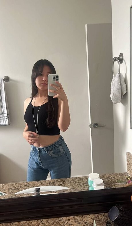 JisuArtist model erotic photos