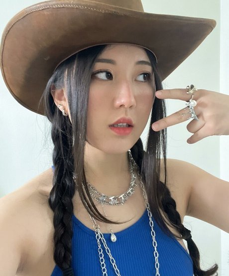 JisuArtist star nude img