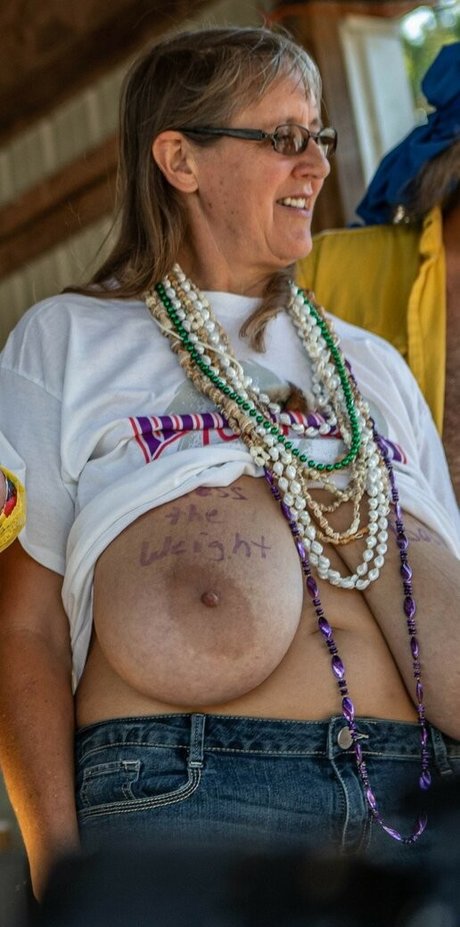 Busty Petra exclusive actress pic