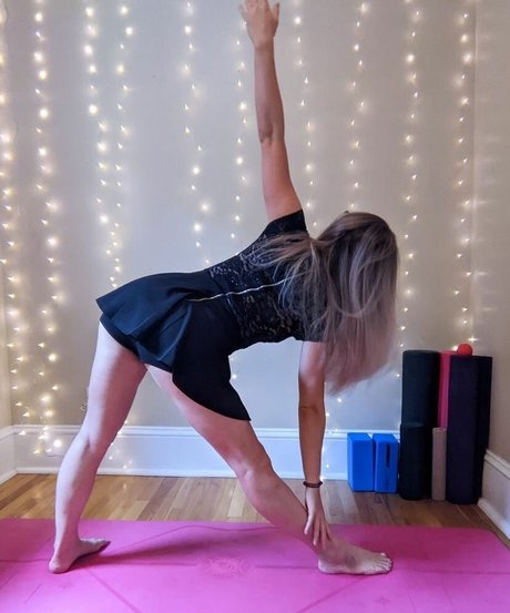 Hot Yoga Babe Profile pic