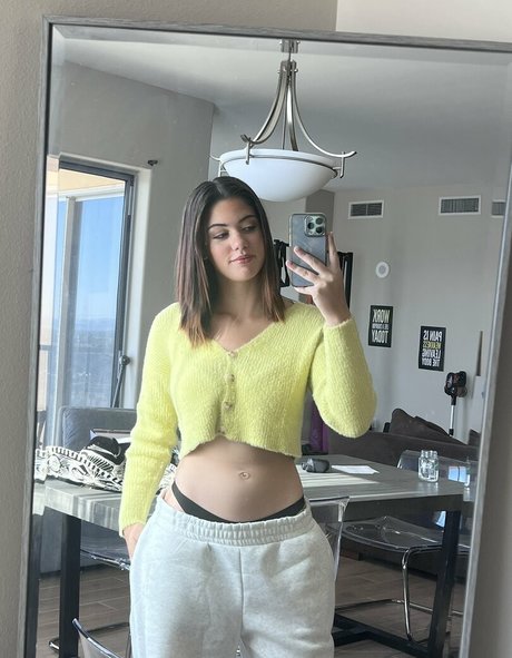 Ellie Nova model top images