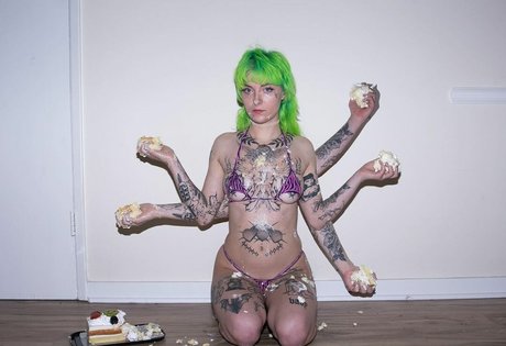 Avalon Valore model exclusive pics