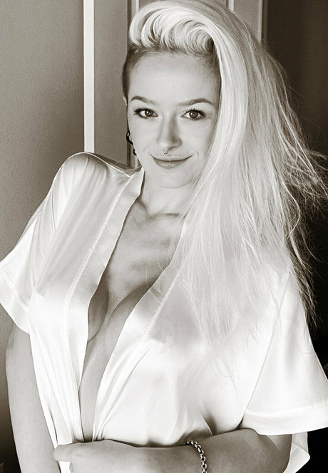 definitelynotlurn model art galleries