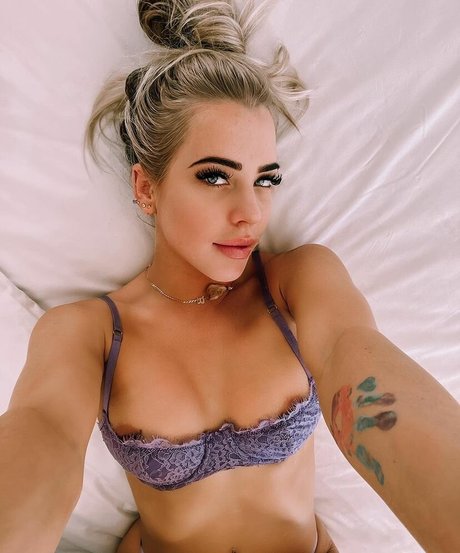 Billie Loves pornographic star picture