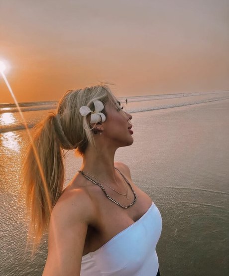 Billie Loves star top photo