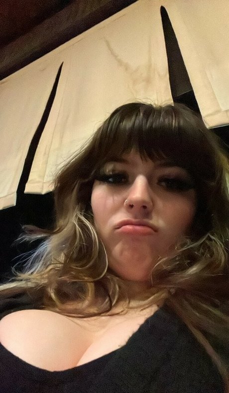 Waluiguigui art actress archive