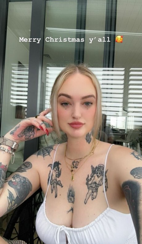 Goth Queen star naked pics