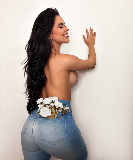 Taynah Smith star erotic pic