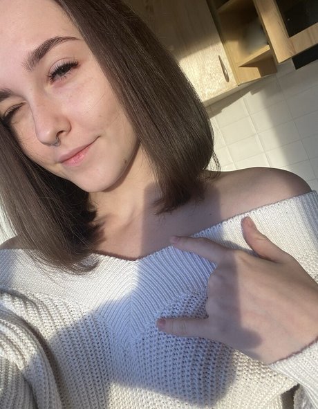 sonya me model pretty img