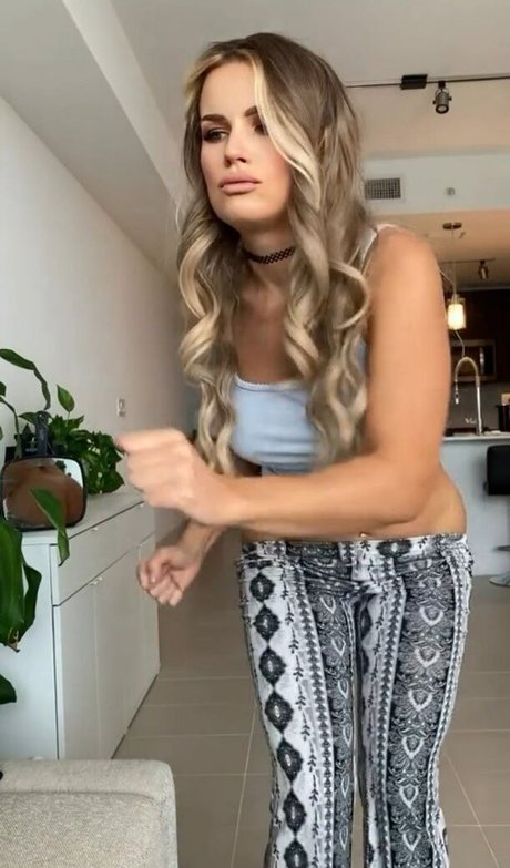 Fcknpeach pornstar nude picture