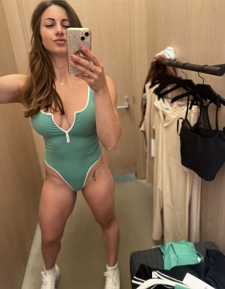 LucyCloud hot actress photo