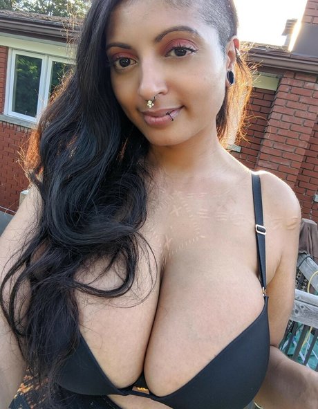 doomergal top model photo