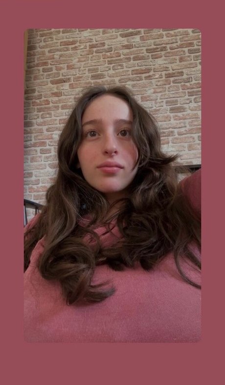 BustyMor N erotic model picture