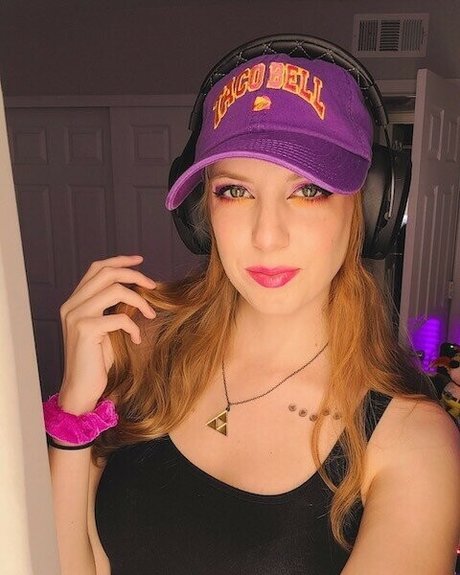 MaryMajora sexy actress photos