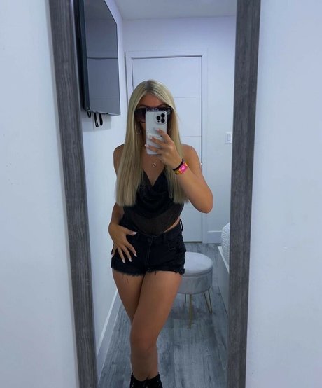 Lyndalessandro model picture