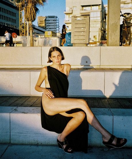 Yali Hoizzner naked star picture