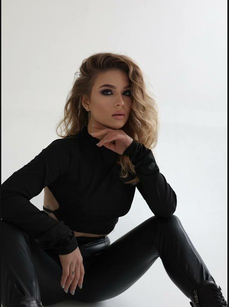 Julia Wind model exclusive images