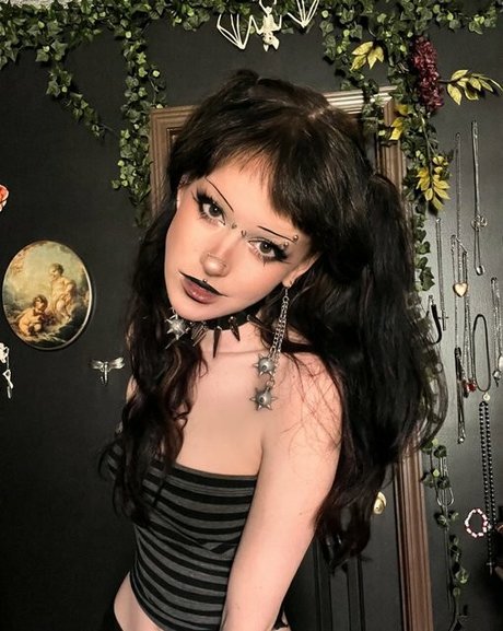 Gutknot nudes model archive