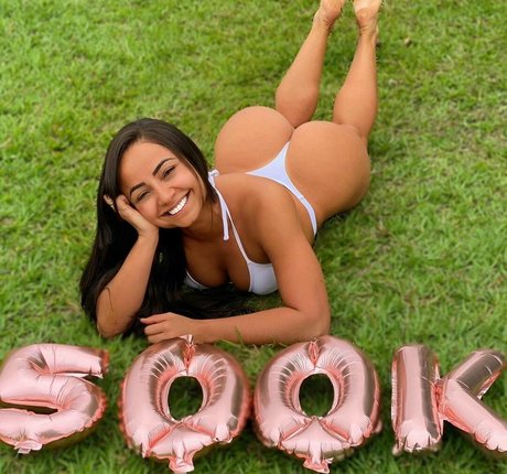 Flavia Oliveira model naked pic