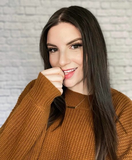 katestark pornographic model pic