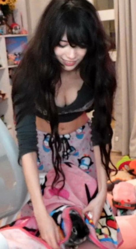 Emiru pornographic model gallery