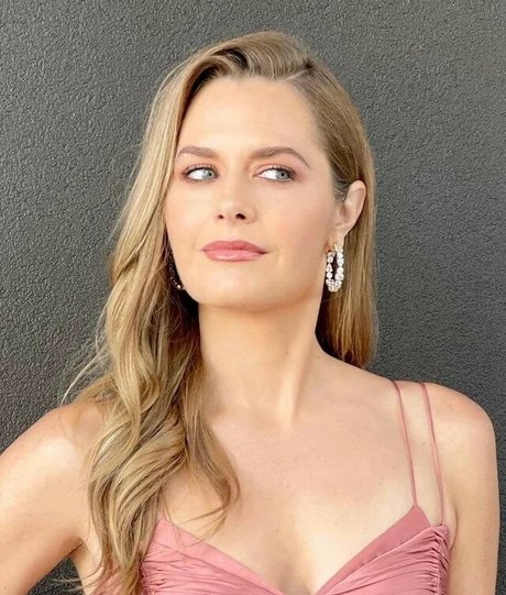 Maggie Lawson sexy model photos