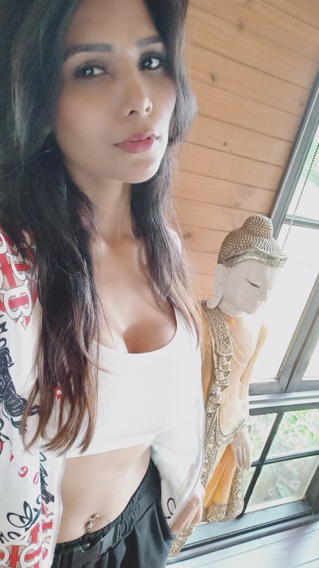 Annie Sharma star pornographic pic