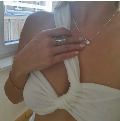 Ewenae nude actress image