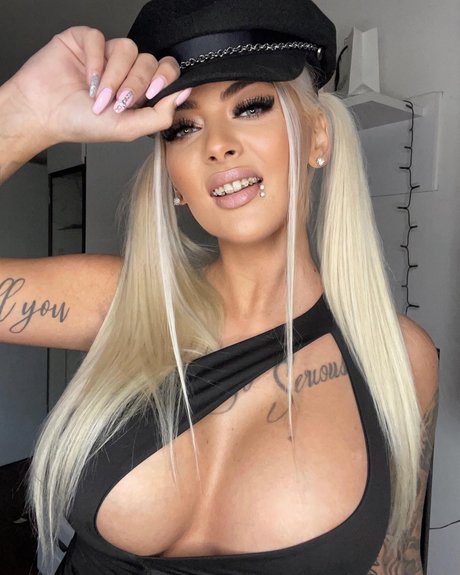 Deminecka_ exclusive star photo