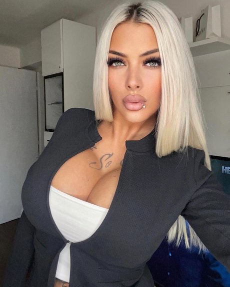 Deminecka_ porn model picture