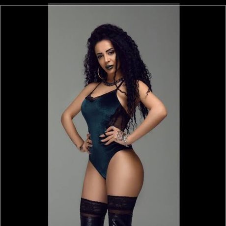 Melek Oezcagan model nude photo