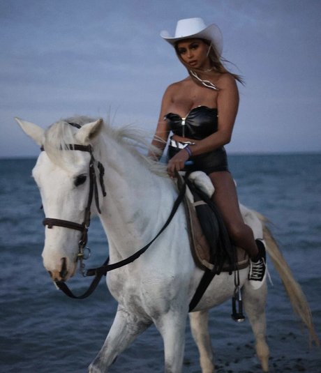 P0cula model top photo