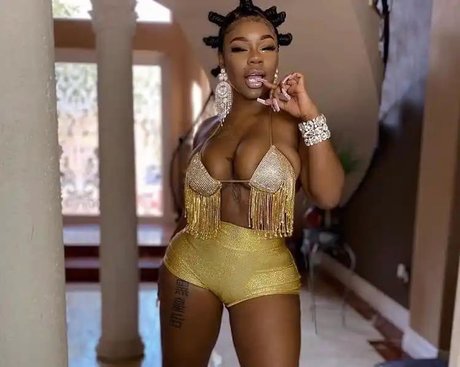 Sukihana_ model nude picture