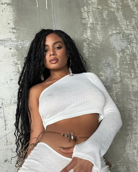 Essence Tatiana pretty star photos