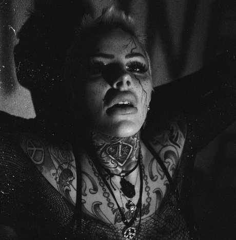 Leoni Baltz_ star hot gallery