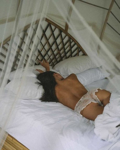 Arielle Spring model nude pics