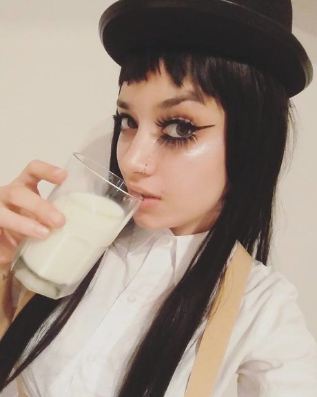 Niniah Wolfy star pretty images