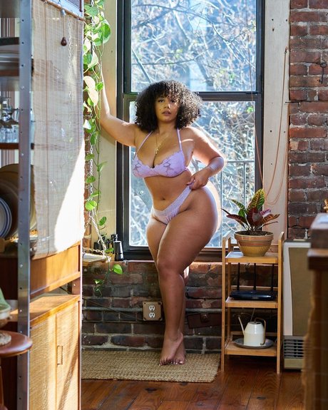 Scarlet Cas_ erotic model pic