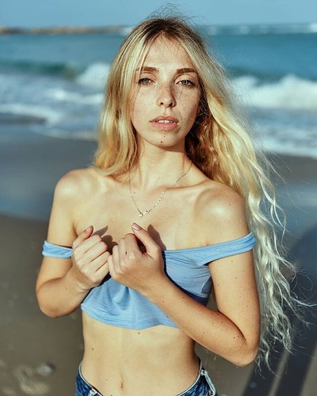 _Anna Bella nude actress image